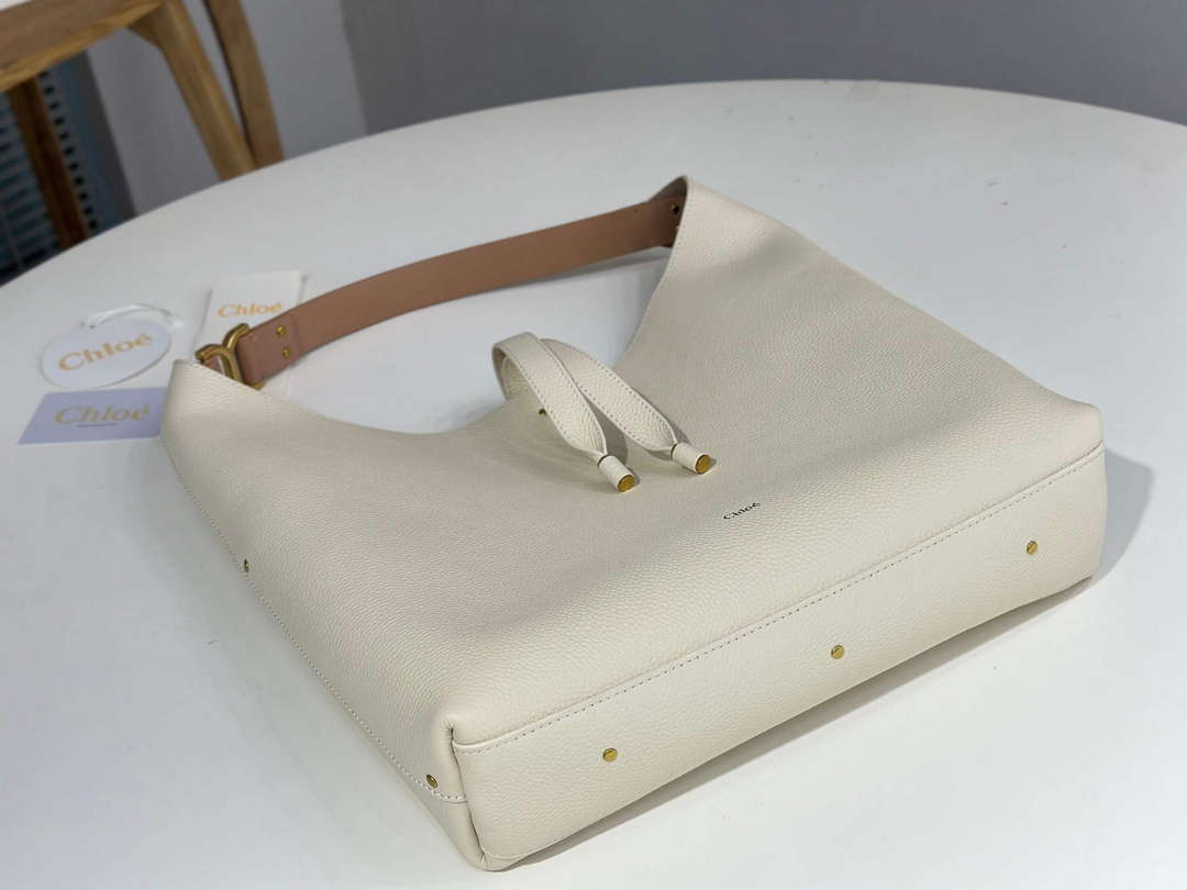 Chloé CHC24SS630I3123W Marcie Hobo Bag in grained leather Misty Ivory Chloé Chc24Ss630I3123W Marcie Hobo Bag In Grained Leather Misty Ivory