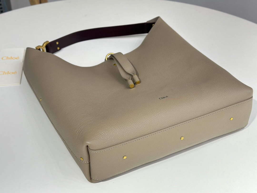 Chloé CHC24SS630I3123W Marcie Hobo Bag in grained leather Motty Grey Chloé Chc24Ss630I3123W Marcie Hobo Bag In Grained Leather Motty Grey