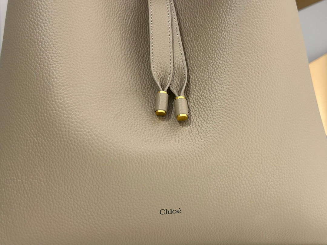 Chloé CHC24SS630I3123W Marcie Hobo Bag in grained leather Motty Grey Chloé Chc24Ss630I3123W Marcie Hobo Bag In Grained Leather Motty Grey