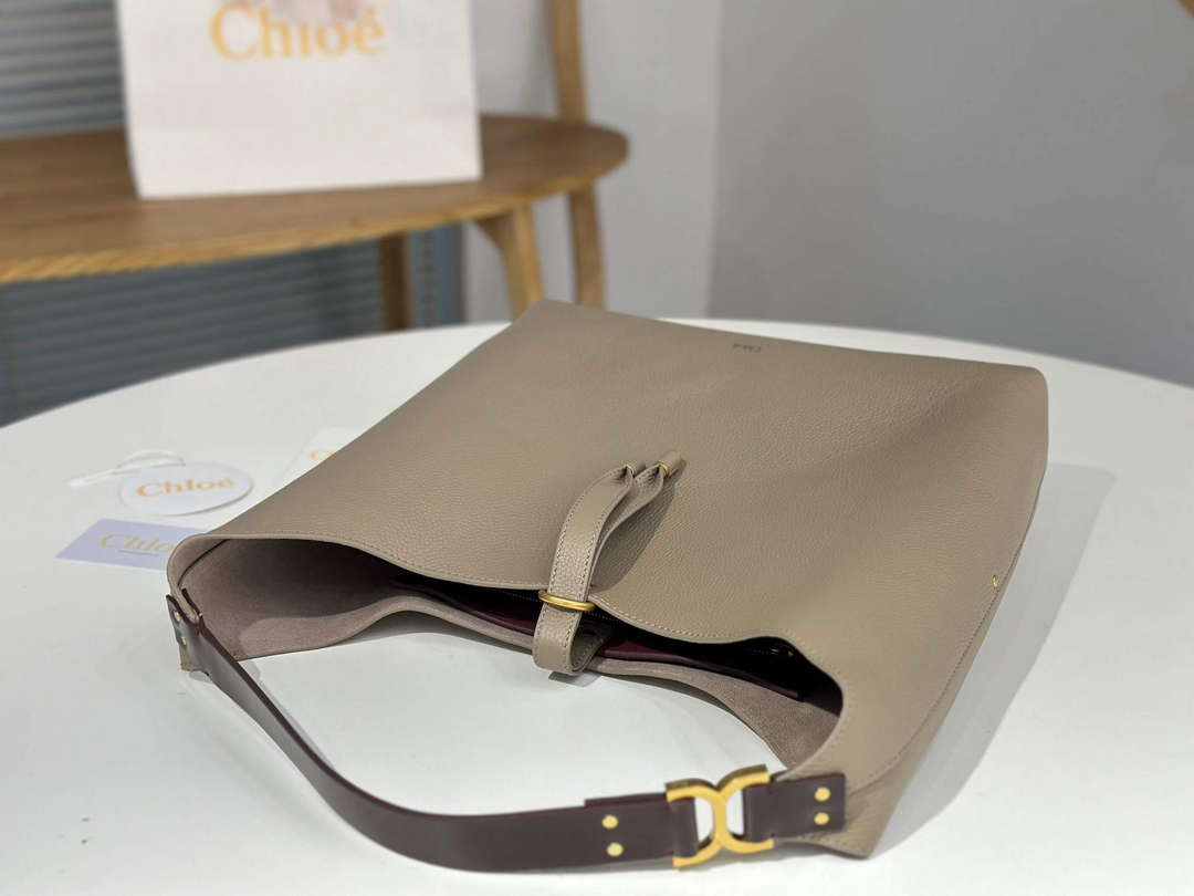Chloé CHC24SS630I3123W Marcie Hobo Bag in grained leather Motty Grey Chloé Chc24Ss630I3123W Marcie Hobo Bag In Grained Leather Motty Grey
