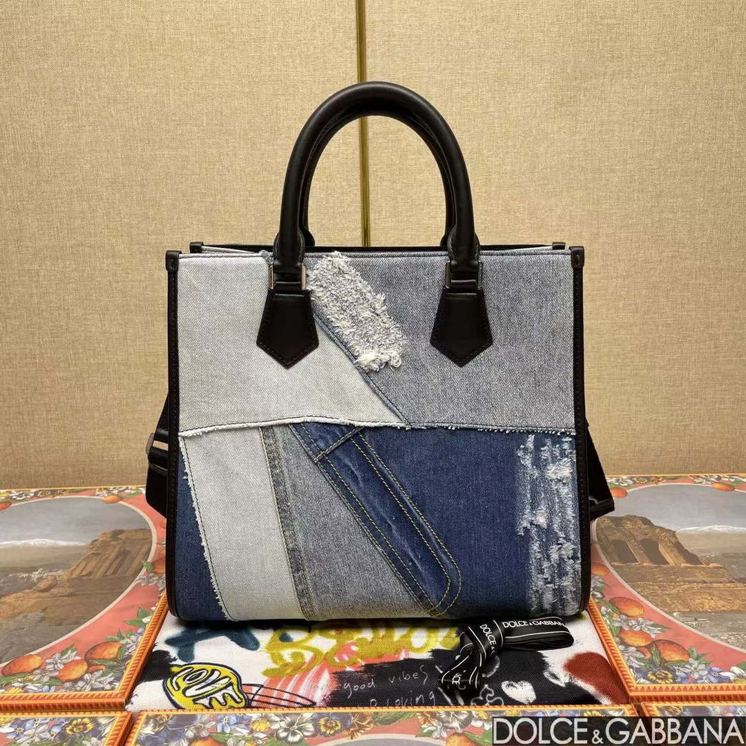 DG 2012AO9988B015 Dolce & Gabbana Edge logo patch denim shopping bag Dg 2012Ao9988B015 Dolce & Gabbana Edge Logo Patch Denim Shopping Bag