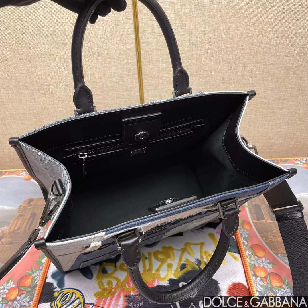 DG 2012AO9988B015 Dolce & Gabbana Edge logo patch denim shopping bag Dg 2012Ao9988B015 Dolce & Gabbana Edge Logo Patch Denim Shopping Bag