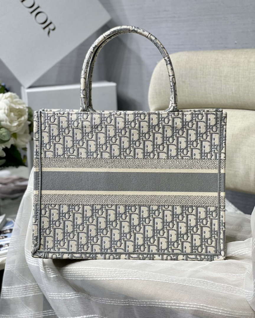 Dior Book Tote M1296 Medium Beige Dior Oblique Embroidery M0082