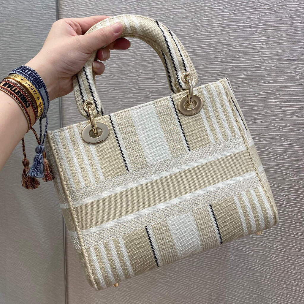 Dior M0565 Medium Lady D-lite Embroidery Bag Dior M0565 Medium Lady D Lite Embroidery Bag