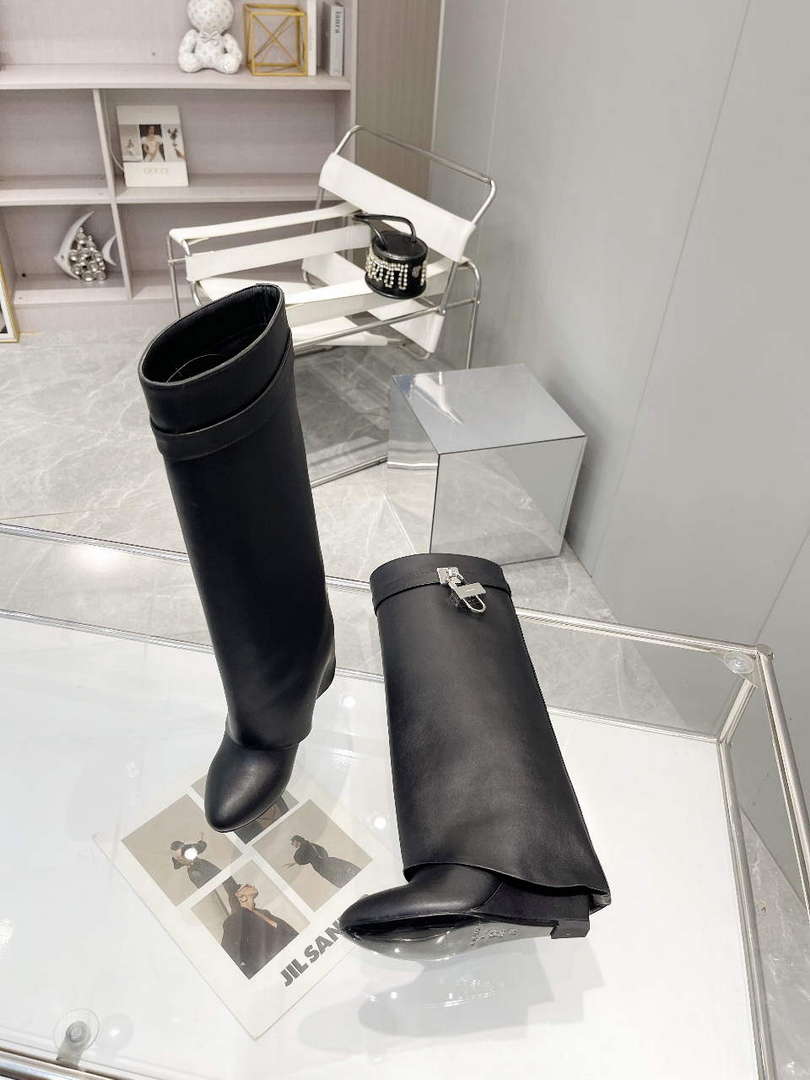 Givenchy BE7021E0YP Women’s Shoes Shark Lock Boots G97109
