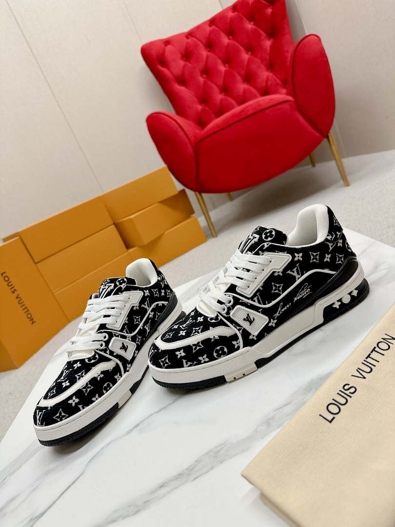 Louis Vuitton 1ABNJP Men Women’s LV Trainer Sneaker L62478