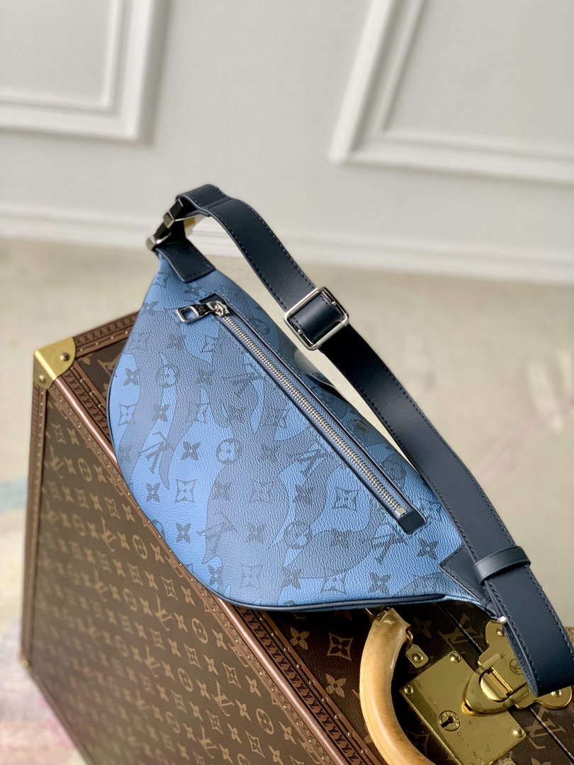 LV M22576 Louis Vuitton Discovery Bumbag Abyss Blue Lv M22576 Louis Vuitton Discovery Bumbag Abyss Blue
