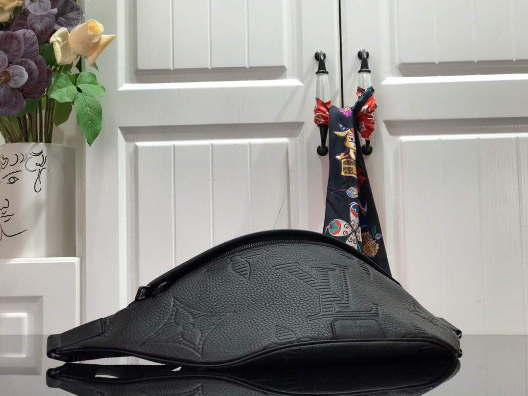 LV M44388 Louis Vuitton Discovery Bumbag Monogram Black Lv M44388 Louis Vuitton Discovery Bumbag Monogram Black