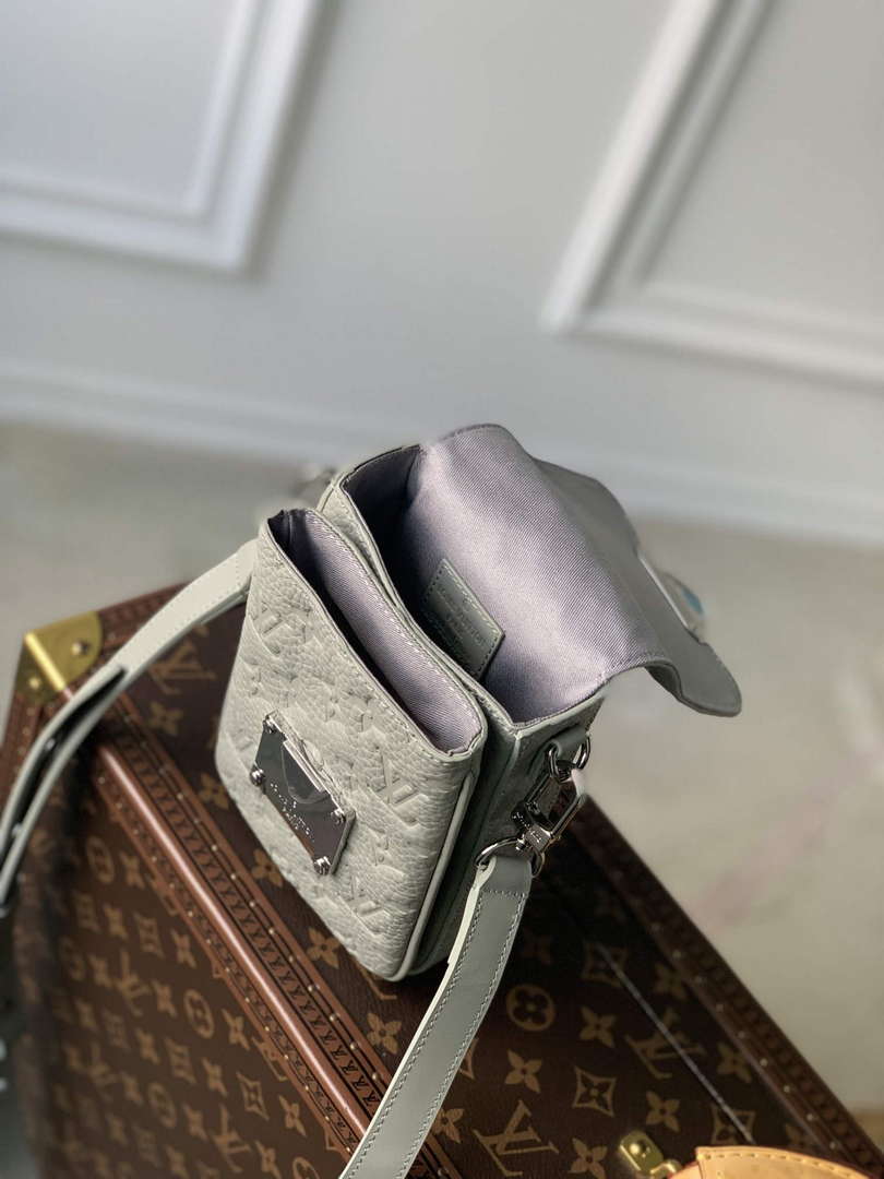 LV M82568 Louis Vuitton S-Lock Vertical Wearable Wallet Mineral Gray