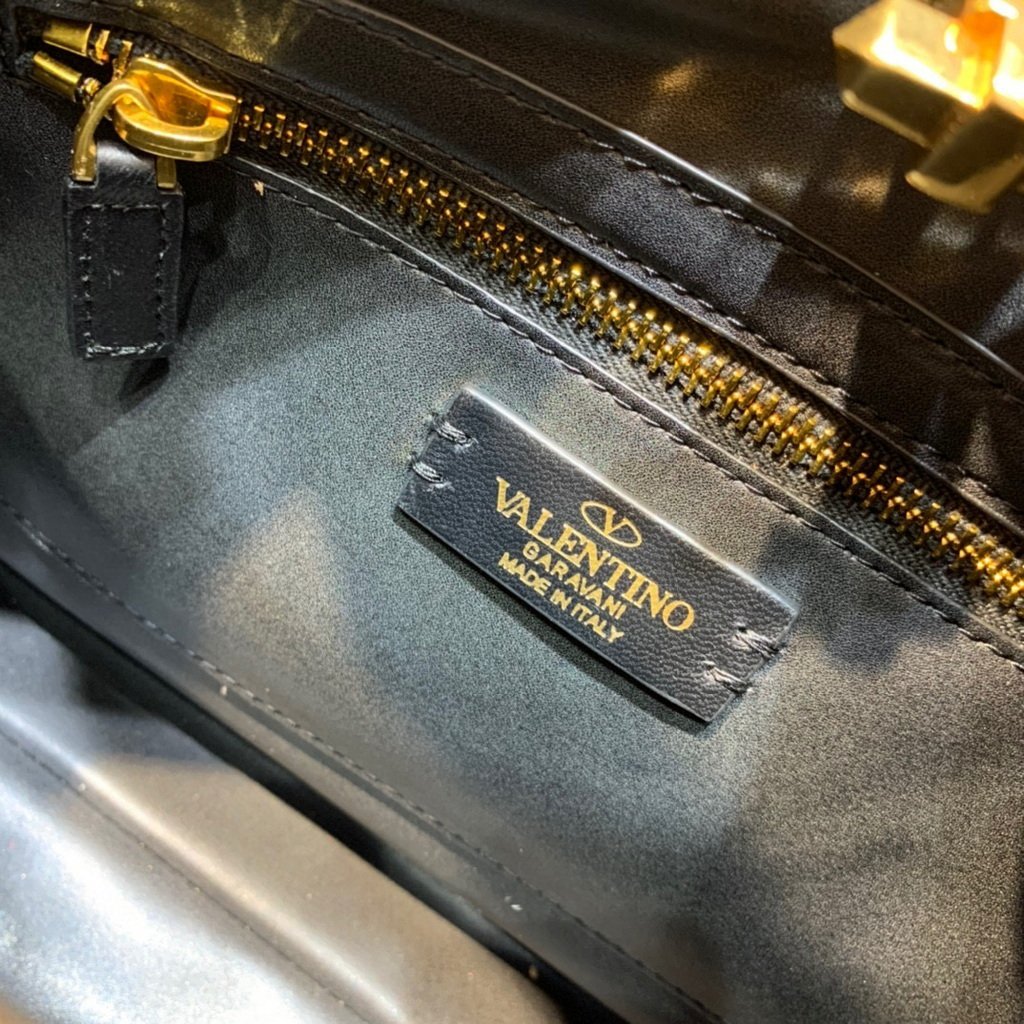 Valentino 2021 Roman Stud The Handle Bag In Nappa 0097L Black