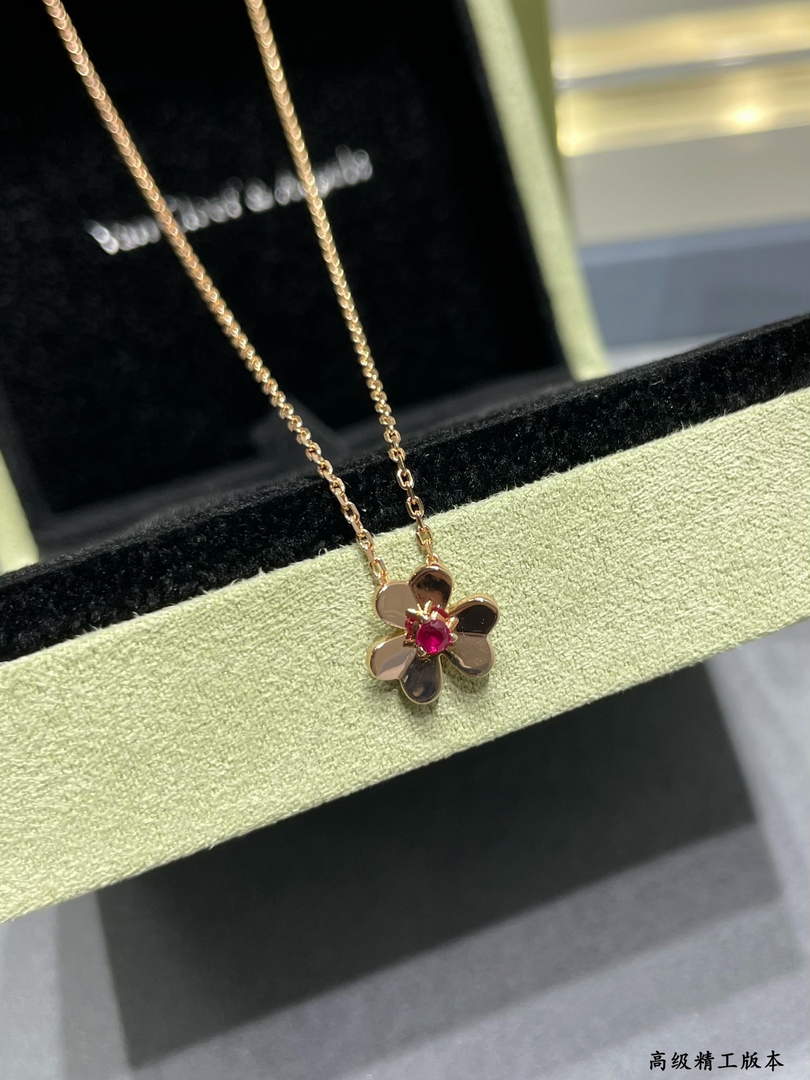 Van Cleef & Arpels Frivole pendant mini style VCARP7S800 rose gold Van Cleef & Arpels Frivole Pendant Mini Style Vcarp7S800 Rose Gold