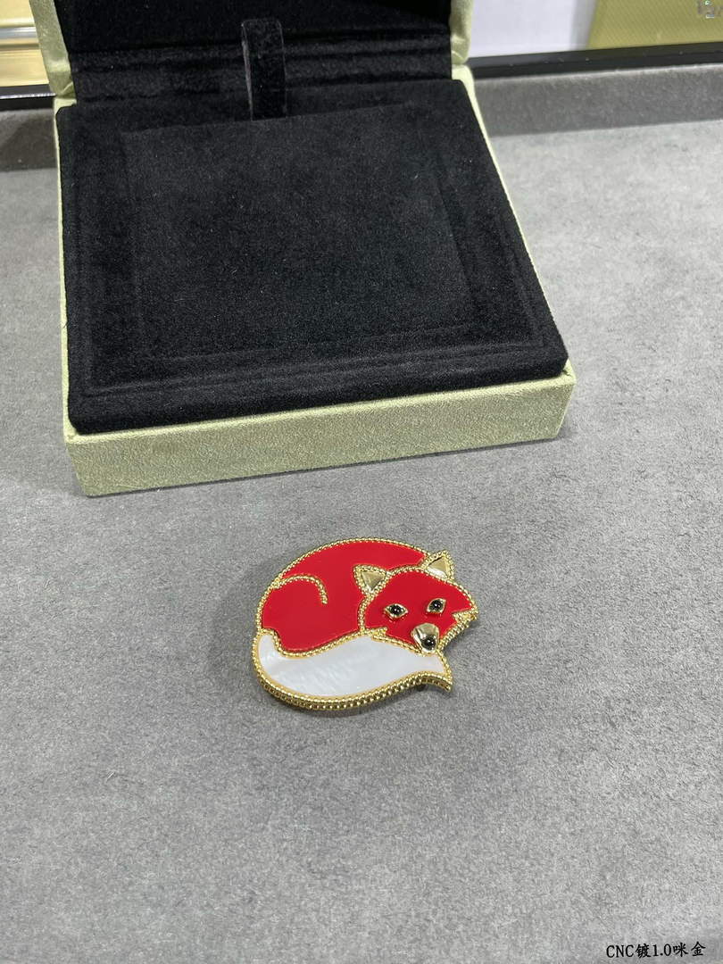 Van Cleef & Arpels Lucky Animals Fox brooch VCARP9RY00 yellow gold Van Cleef & Arpels Lucky Animals Fox Brooch Vcarp9Ry00 Yellow Gold