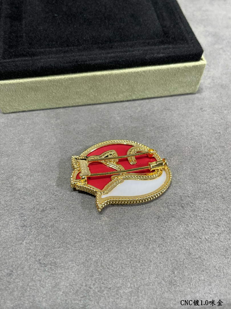 Van Cleef & Arpels Lucky Animals Fox brooch VCARP9RY00 yellow gold Van Cleef & Arpels Lucky Animals Fox Brooch Vcarp9Ry00 Yellow Gold