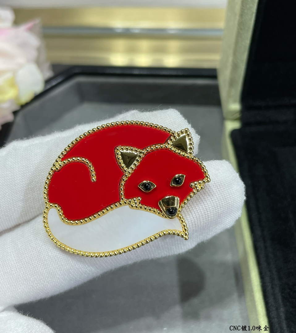 Van Cleef & Arpels Lucky Animals Fox brooch VCARP9RY00 yellow gold Van Cleef & Arpels Lucky Animals Fox Brooch Vcarp9Ry00 Yellow Gold