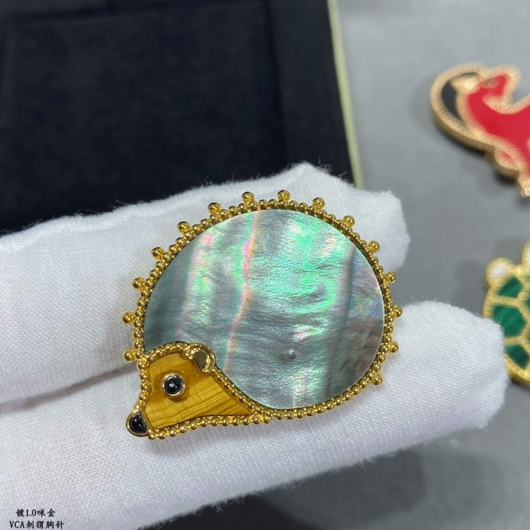 Van Cleef & Arpels Lucky Animals Hedgehog Brooch VCARP2AZ00 yellow gold Van Cleef & Arpels Lucky Animals Hedgehog Brooch Vcarp2Az00 Yellow Gold