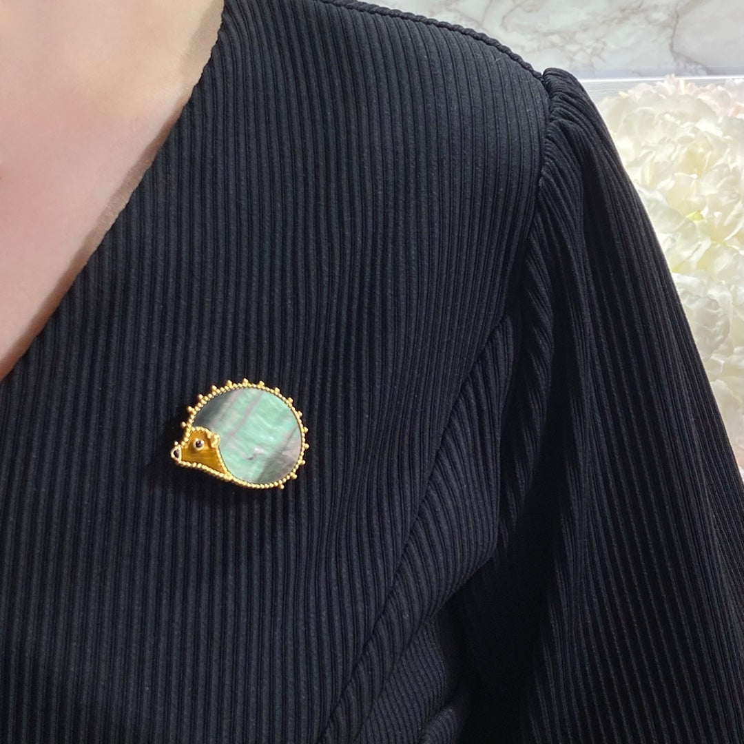 Van Cleef & Arpels Lucky Animals Hedgehog Brooch VCARP2AZ00 yellow gold Van Cleef & Arpels Lucky Animals Hedgehog Brooch Vcarp2Az00 Yellow Gold