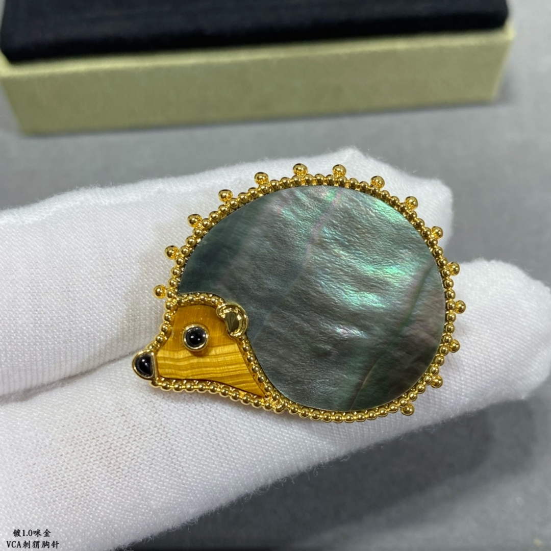 Van Cleef & Arpels Lucky Animals Hedgehog Brooch VCARP2AZ00 yellow gold Van Cleef & Arpels Lucky Animals Hedgehog Brooch Vcarp2Az00 Yellow Gold