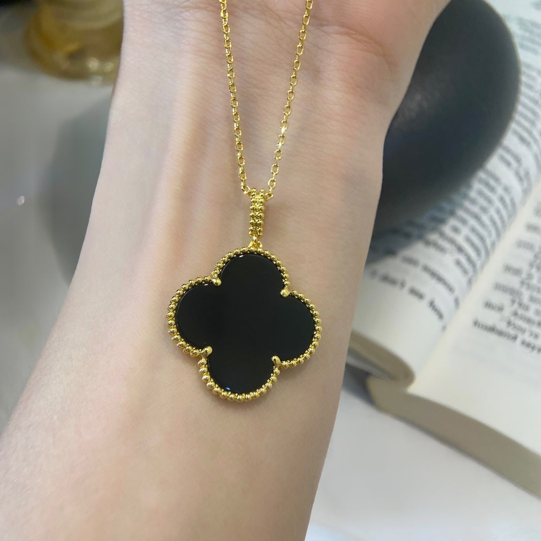 Van Cleef & Arpels Magic Alhambra long necklace 1 motif VCARO49M00 yellow gold Van Cleef & Arpels Magic Alhambra Long Necklace 1 Motif Vcaro49M00 Yellow Gold