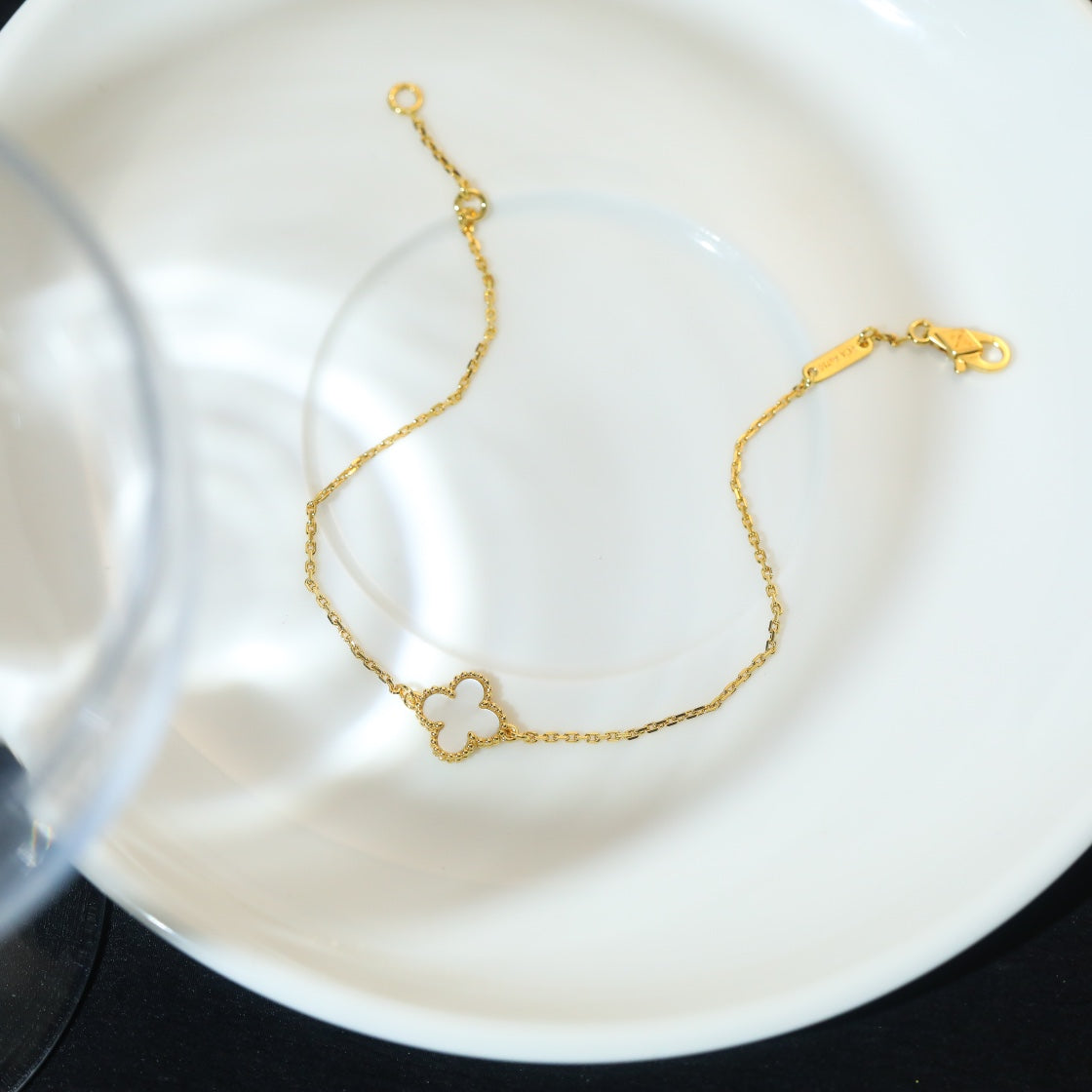 Van Cleef & Arpels Sweet Alhambra bracelet VCARF68800 yellow gold Van Cleef & Arpels Sweet Alhambra Bracelet Vcarf68800 Yellow Gold