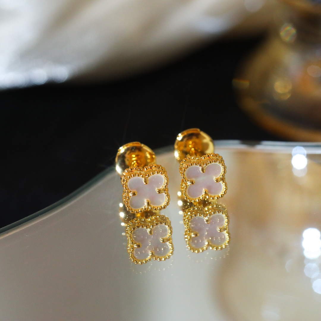 Van Cleef & Arpels Sweet Alhambra earrings VCARA44800 yellow gold Van Cleef & Arpels Sweet Alhambra Earrings Vcara44800 Yellow Gold