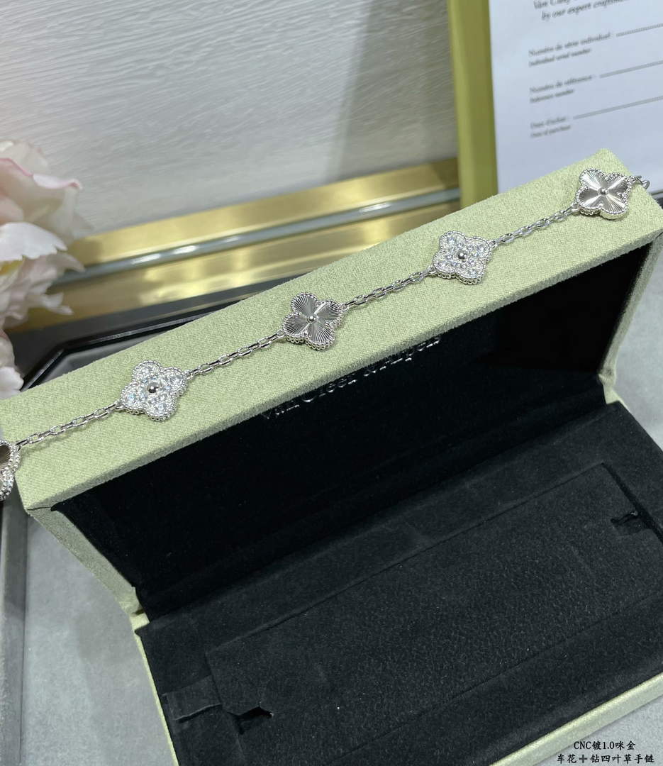 Van Cleef & Arpels Vintage Alhambra bracelet, 5 four-leaf lucky totems VCARP4KN00 White gold